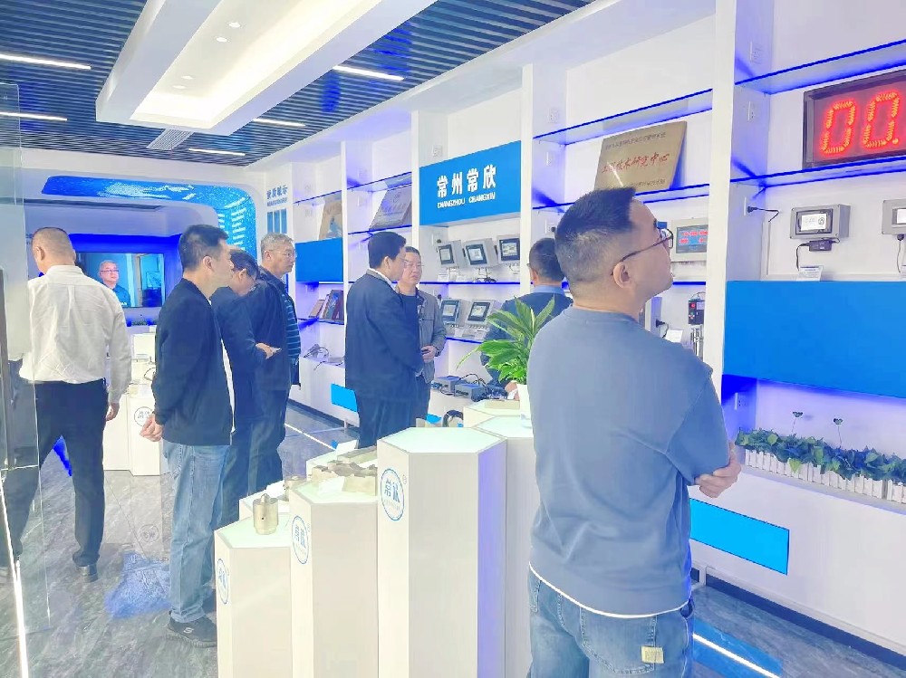熱烈祝賀中國(guó)重型機(jī)械工業(yè)協(xié)會(huì)橋式起重機(jī)專業(yè)委員會(huì)九屆八次理 事會(huì)暨十屆一次會(huì)員大會(huì)在江蘇省常州市召開(kāi)順利召開(kāi)并圓滿結(jié)束！